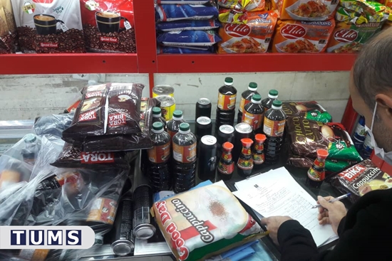 گشت مشترک کارشناسان بهداشت محیط و غذا و داروی شبکه و نمایندگان ادارات صنعت و معدن و تعزیرات حکومتی از غرفه‌های میدان میوه و تره‌ 